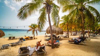 HAPPY HOUR - Blue Bay Beach
