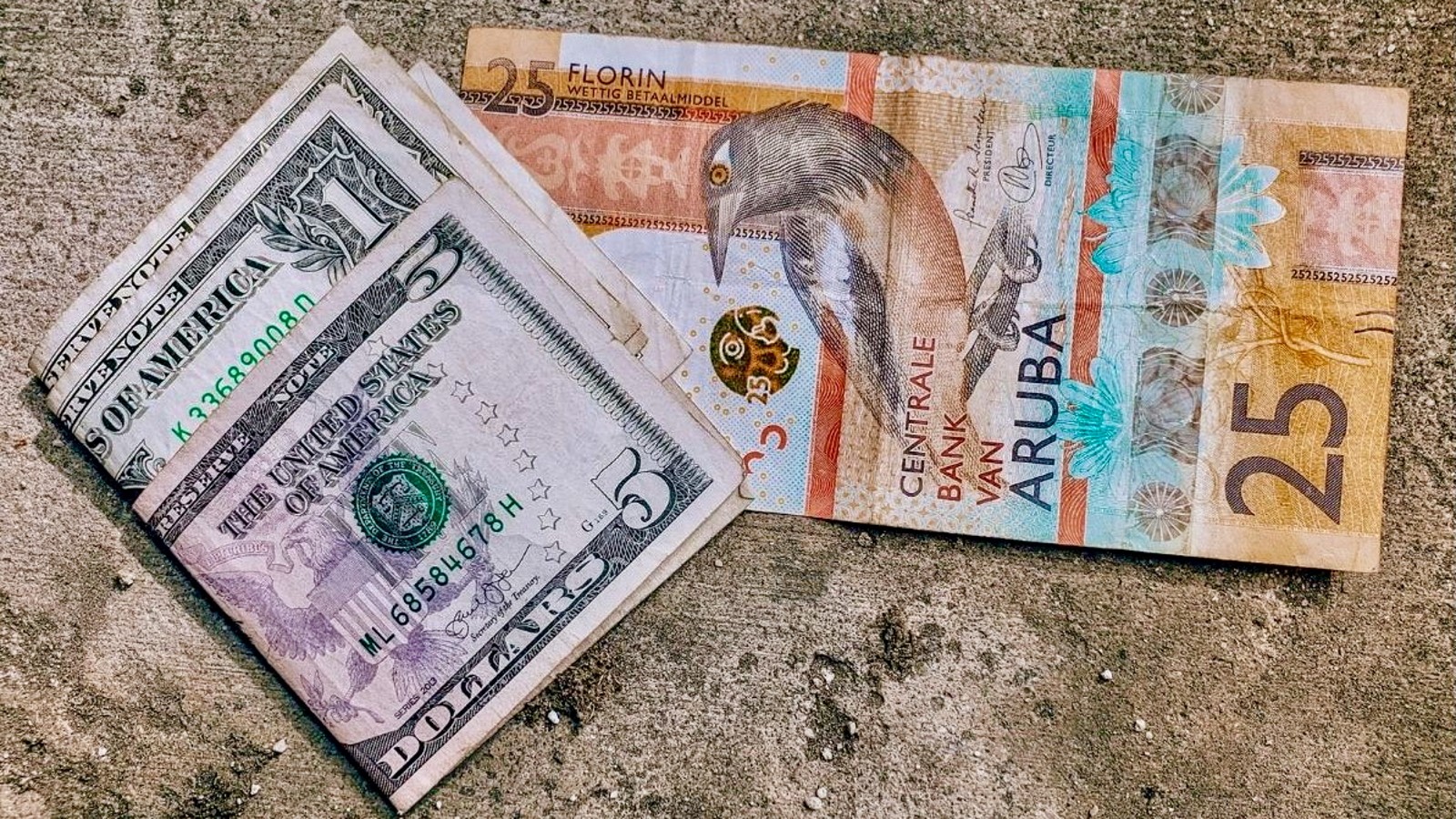 09. Currency in Aruba - Image 1