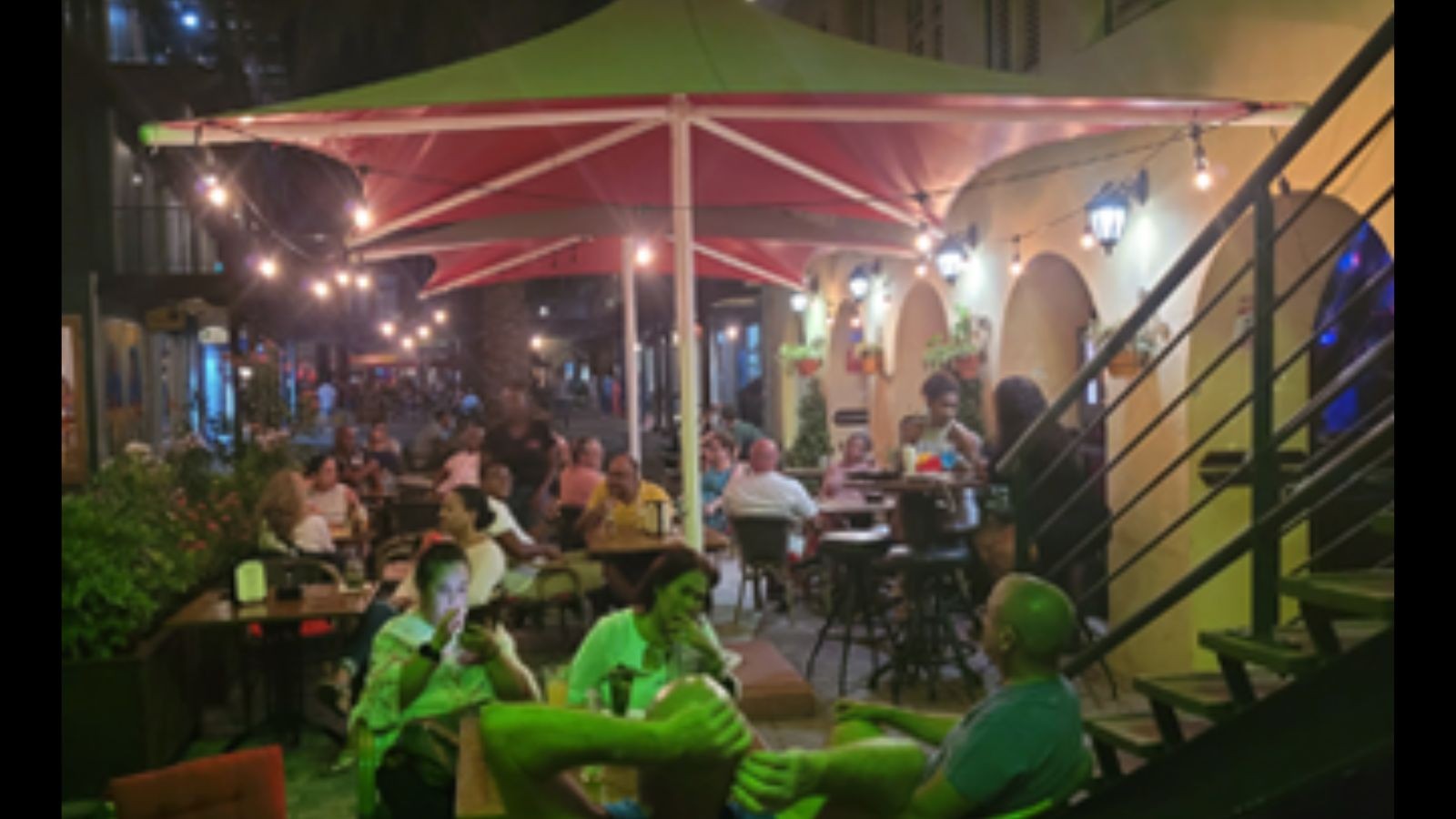 HAPPY HOUR - Sopranos Sports Bar - Image 1