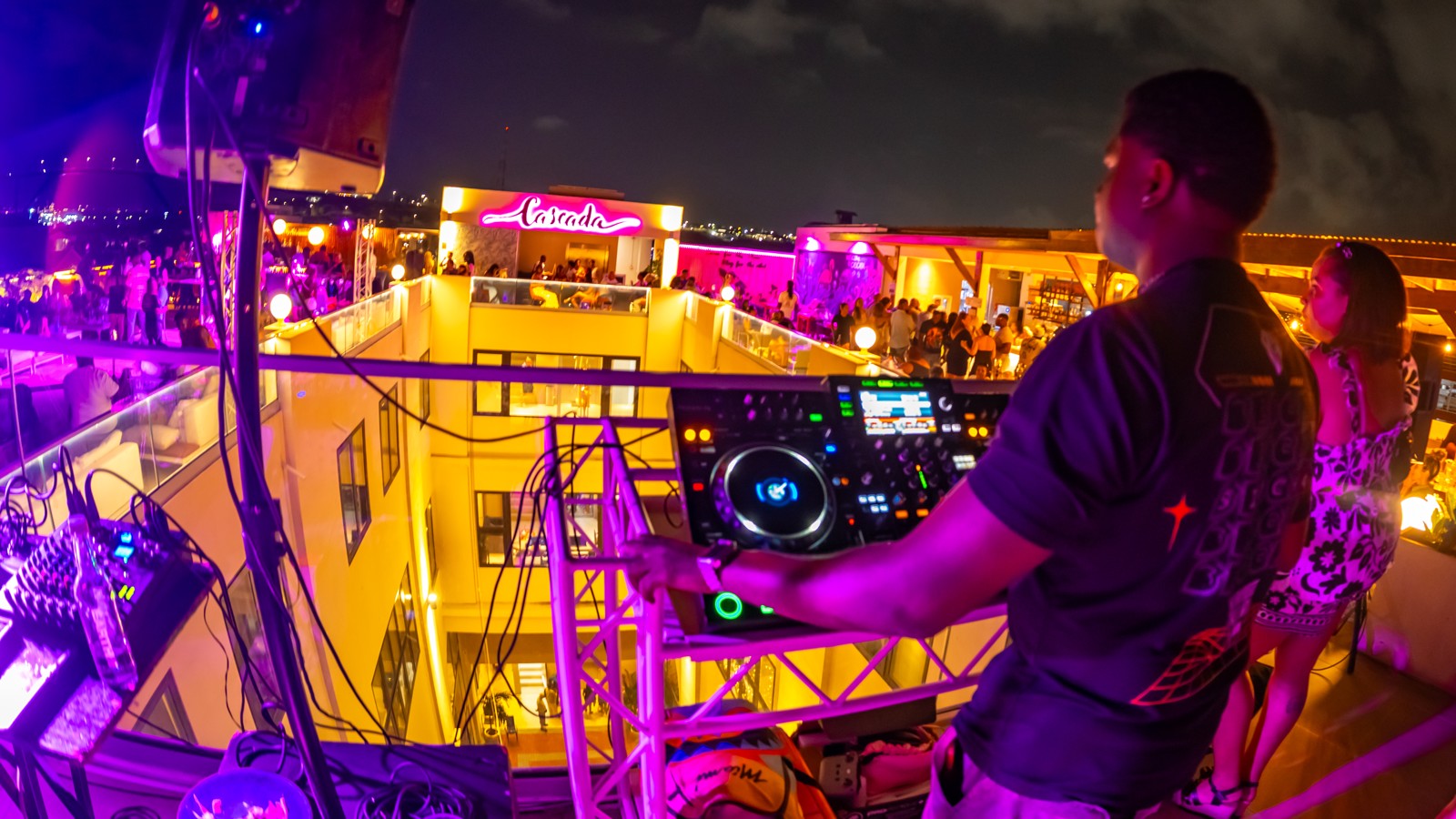 Cascada Rooftop Bar + Kitchen - Image 4