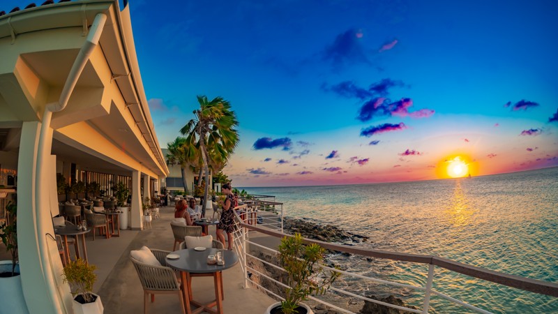 Flora Ocean Front Lounge